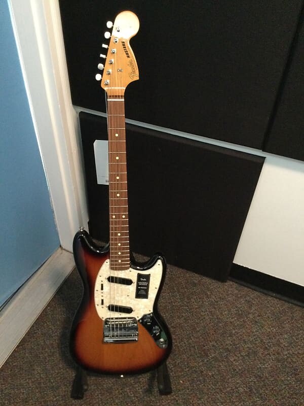 

Fender Mustang Vintera 60s Трехцветные солнечные лучи