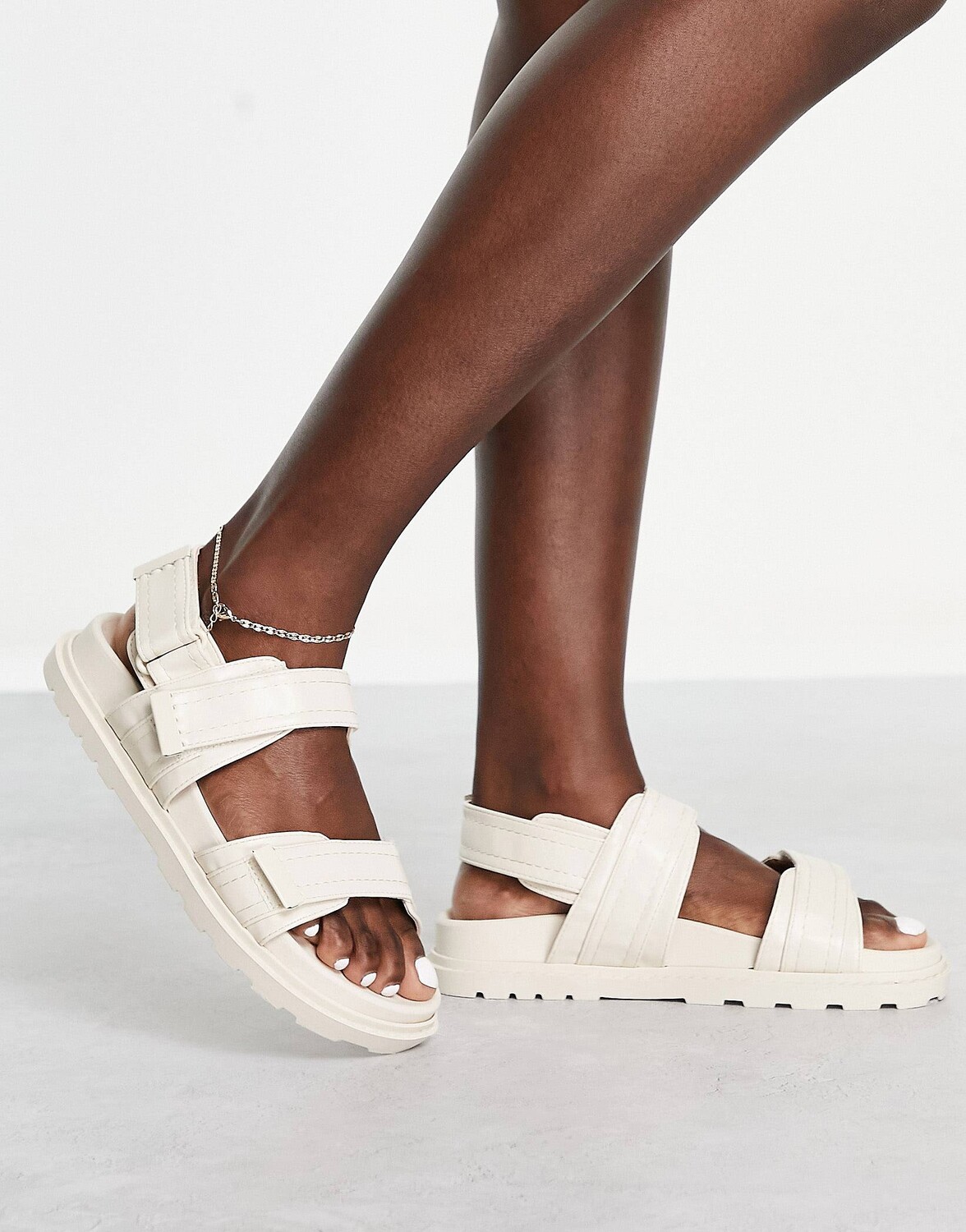

Белые спортивные сандалии на плоской подошве ASOS DESIGN Flume
