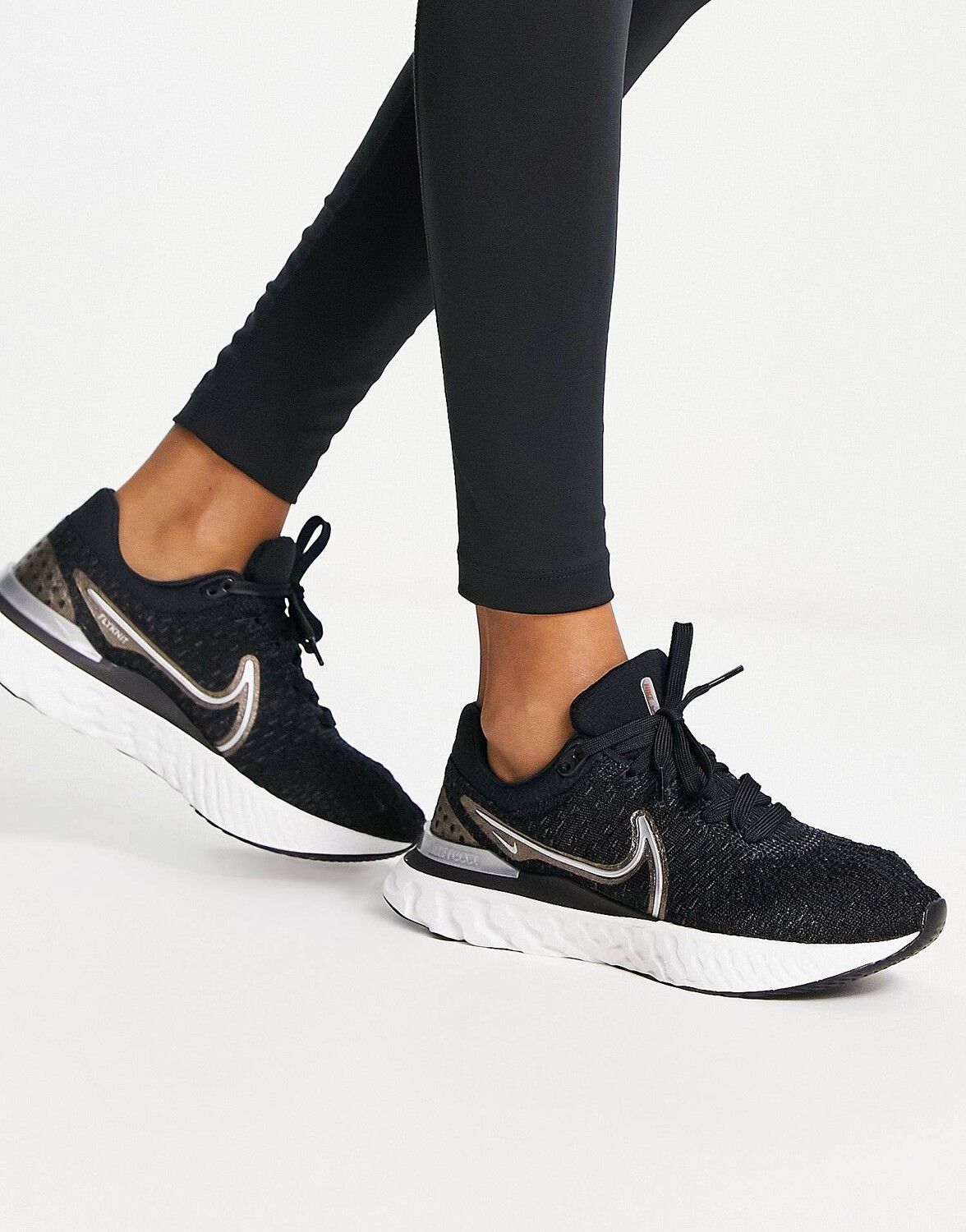 

Черные кроссовки с эффектом металлик Nike React Infinity Flyknit 3