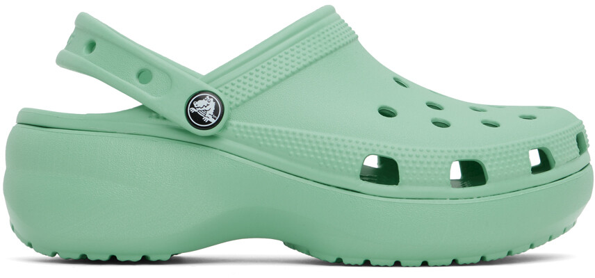 

Зеленые классические сабо на платформе Crocs