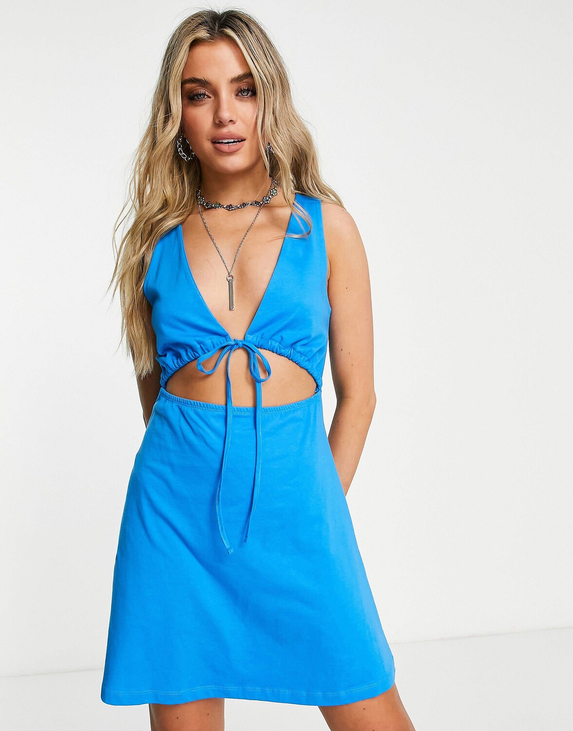 

Ярко-синее платье мини с v-образным вырезом и завязками ASOS DESIGN, Синий
