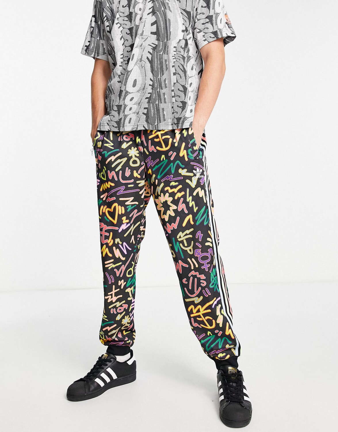 

Черные спортивные брюки с принтом adidas Originals Pride и принтом Love Unites
