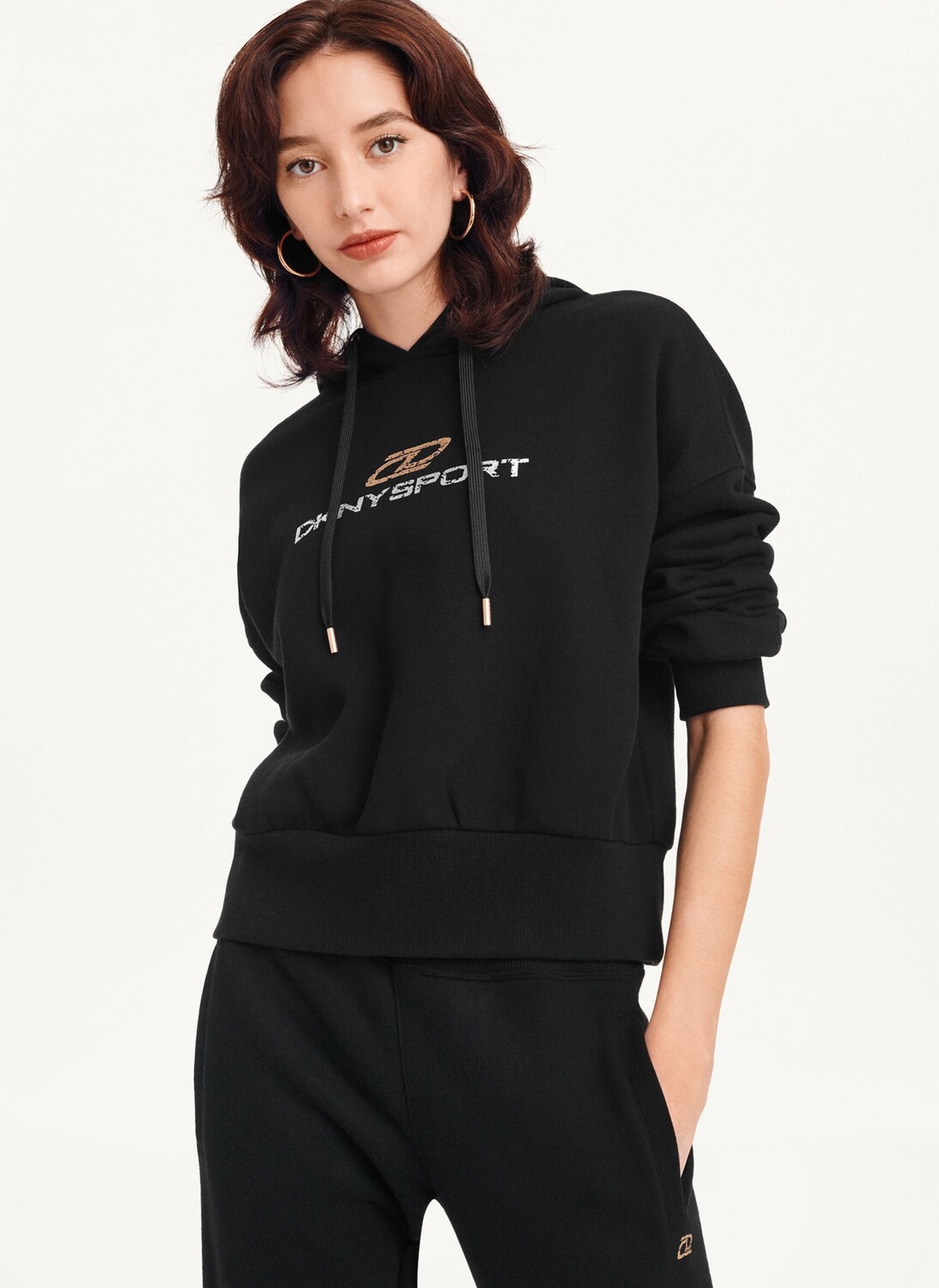 

Укороченная худи с эффектом потертости и металлическим логотипом DKNY