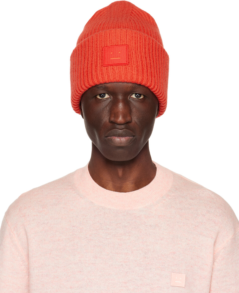 

Красная шапка с нашивками Acne Studios