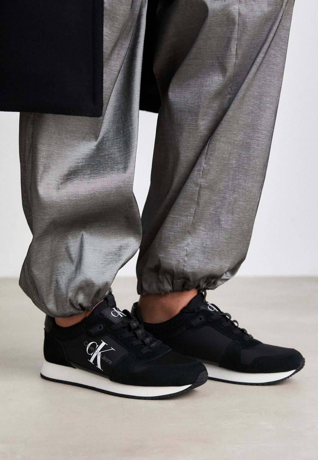 Низкие кроссовки RUNNER SOCK LACEUP Calvin Klein Jeans, черный/ярко-белый кроссовки calvin klein jeans runner sock laceup черный
