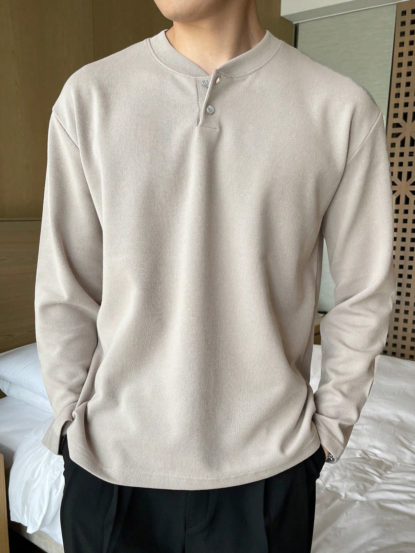 цена Мужская футболка DAZY с длинным рукавом и пуговицами спереди, хаки