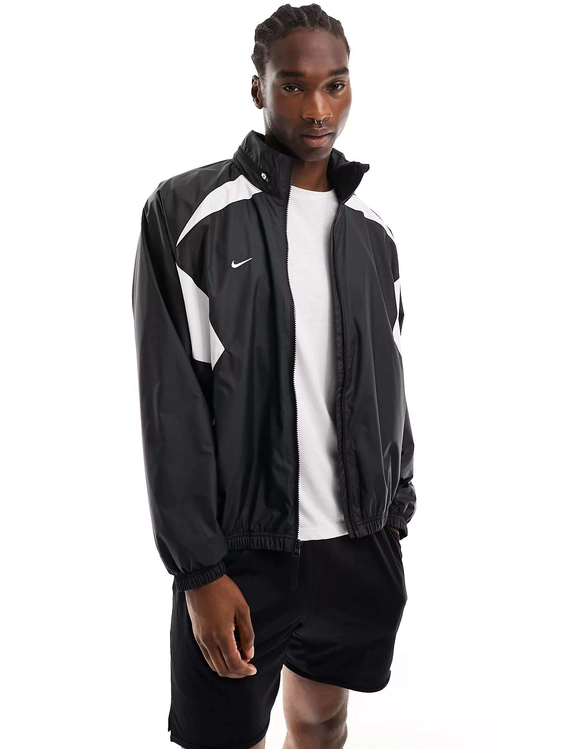 Легкая черно-белая куртка Nike FC Repel
