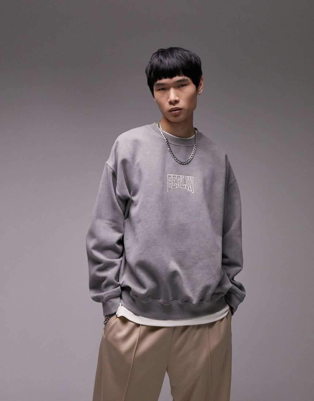 

Черный свитшот оверсайз с вышивкой "Берлин" Topman
