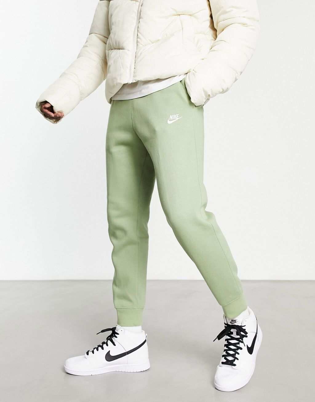 

Зеленые флисовые джоггеры Nike Club