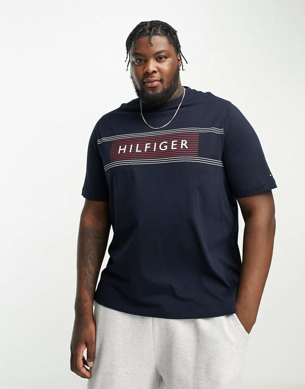 

Темно-синяя футболка с полосками на груди и логотипом Tommy Hilfiger Big & Tall