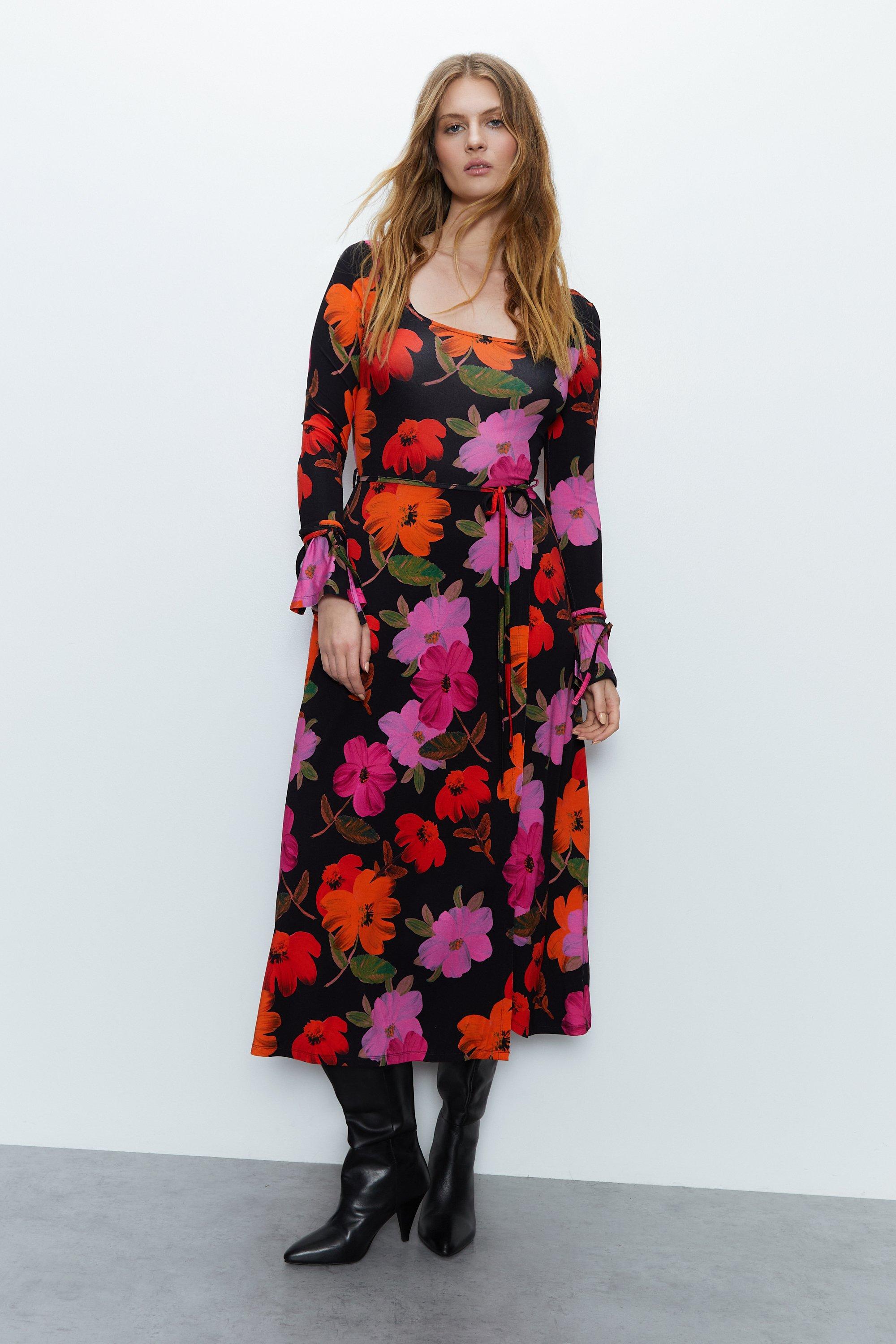 Платье с запахом и рифлеными рукавами с цветочным принтом Warehouse, мультиколор