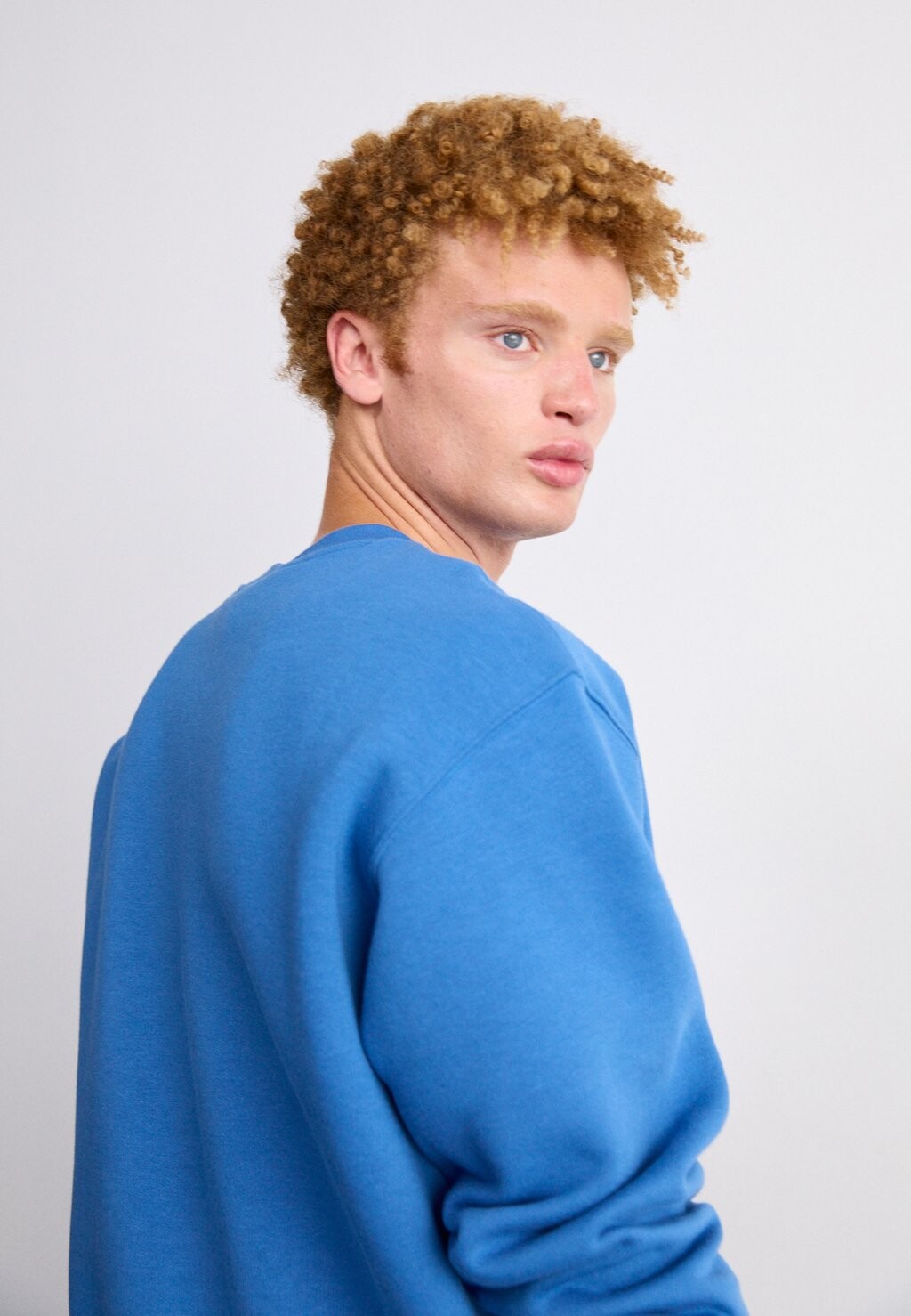 

Толстовка SPORT ESSENTIALS SMALL LOGO CREW UNISEX New Balance, синий