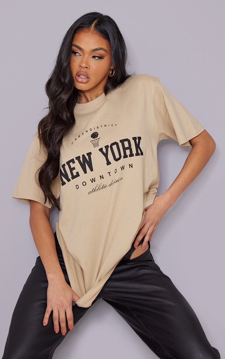 

PrettyLittleThing Футболка с принтом Stone New York Downtown