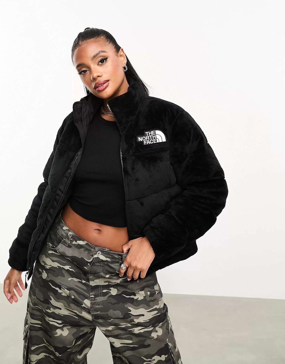 

Черный пуховик The North Face Nuptse Versa