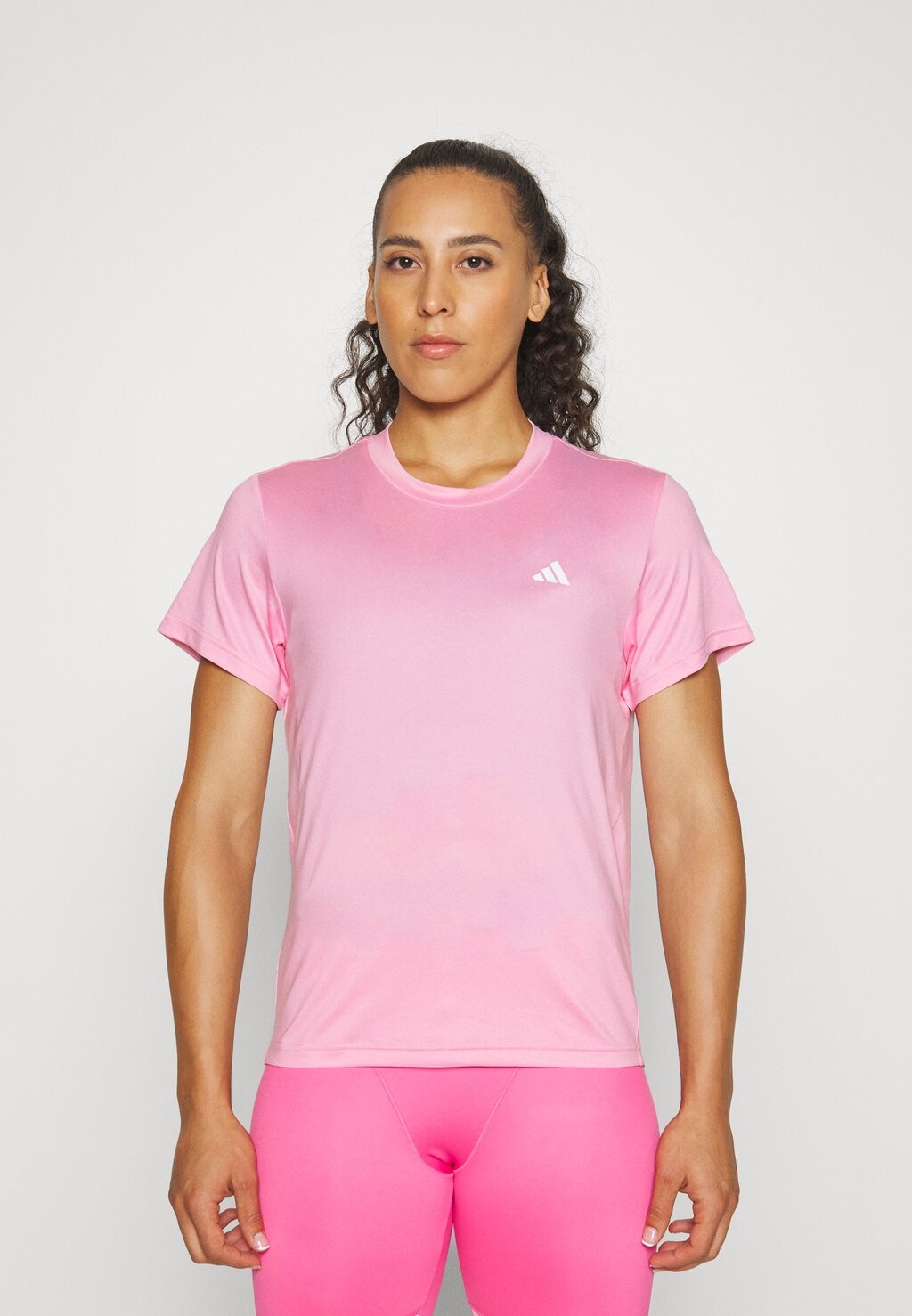 

Спортивная футболка Adidas