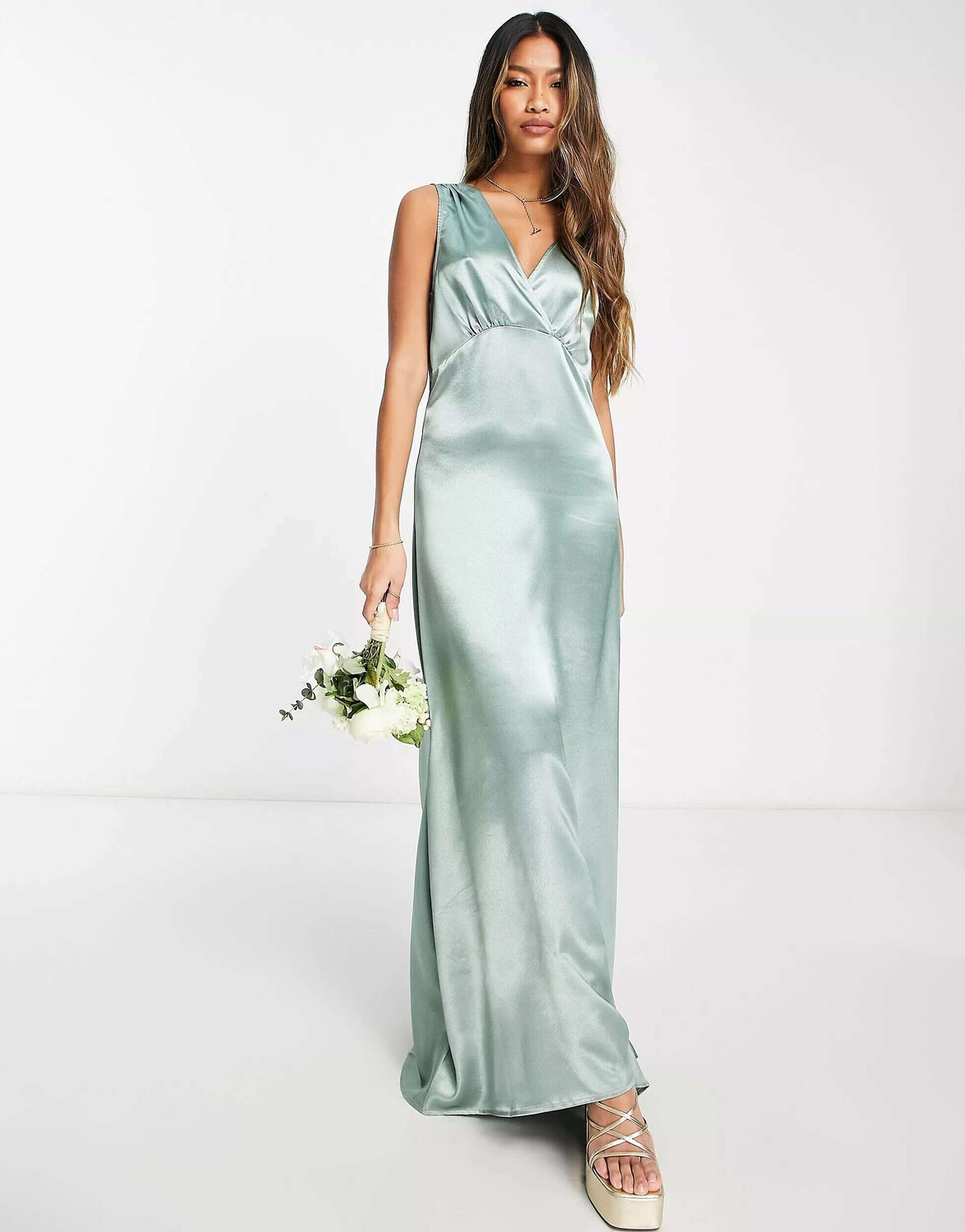 

Зеленое атласное платье макси с v-образным вырезом и шлейфом Vila Bridesmaid, Зеленый