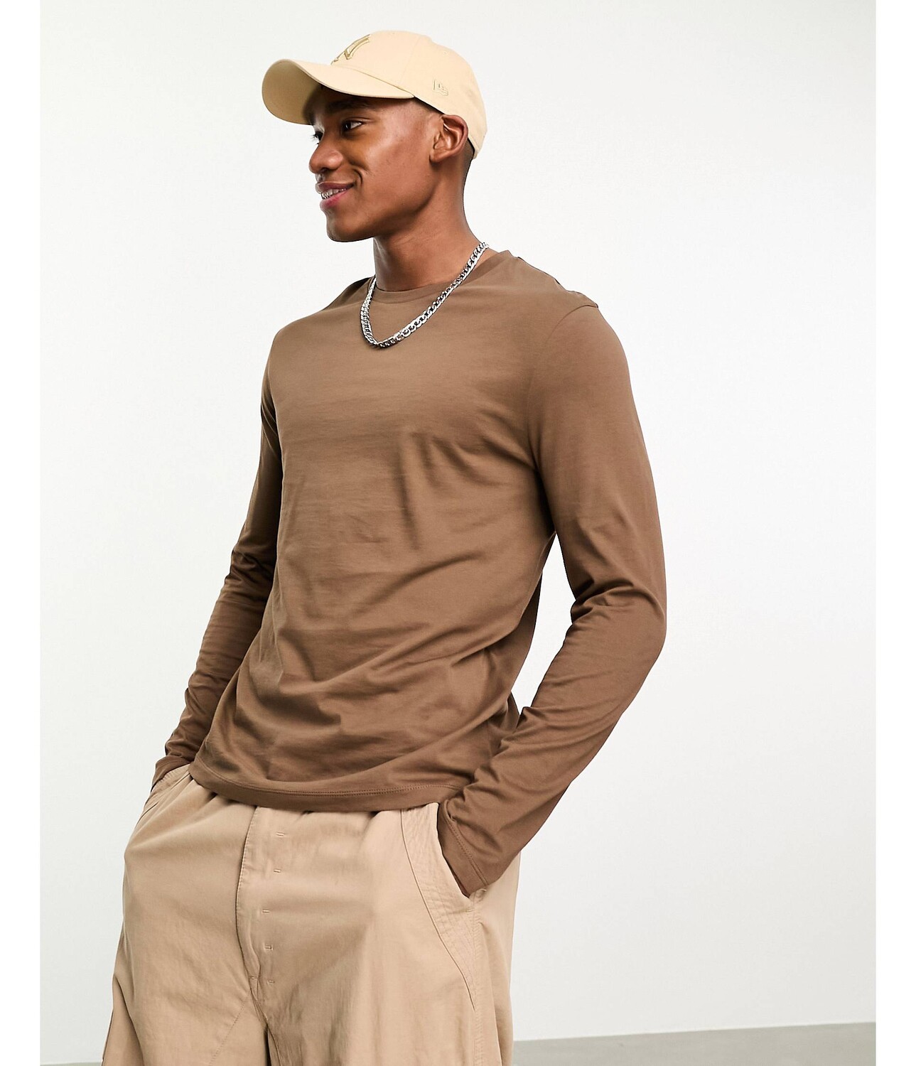 

Коричневая футболка с длинными рукавами и круглым вырезом ASOS DESIGN