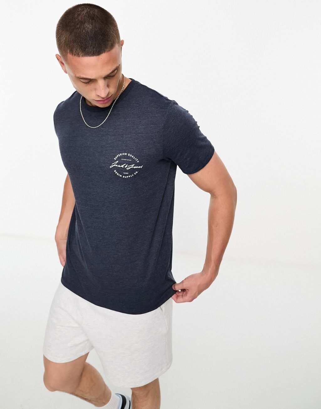 

Темно-синяя футболка с принтом на груди Jack & Jones Originals