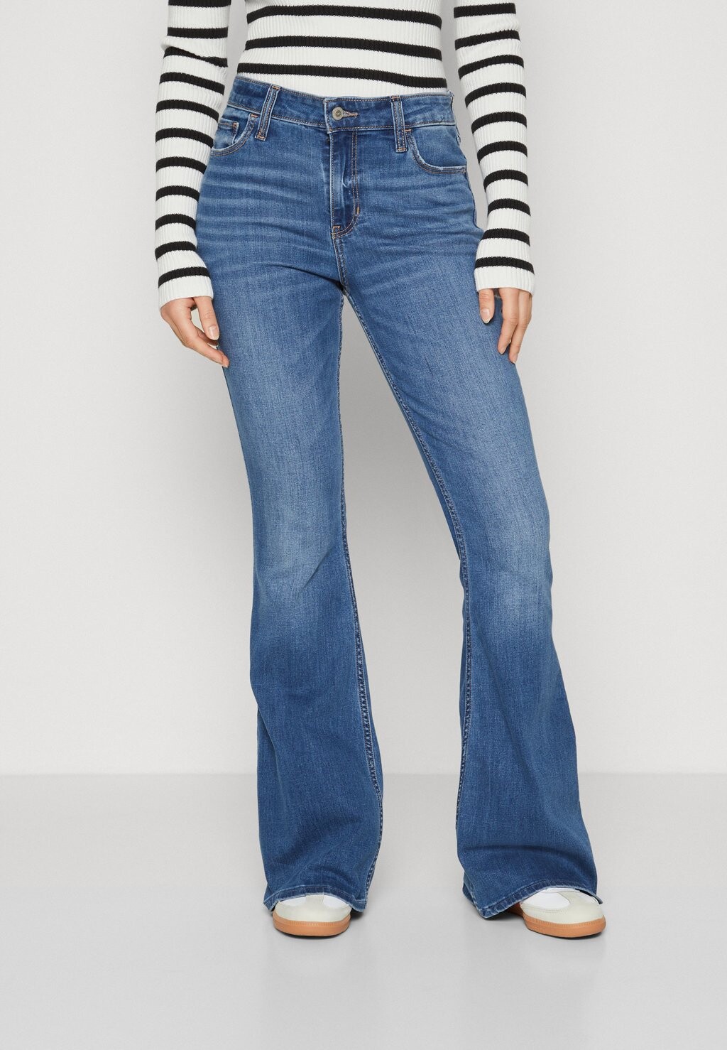 

Расклешенные джинсы Hollister Co., синий деним