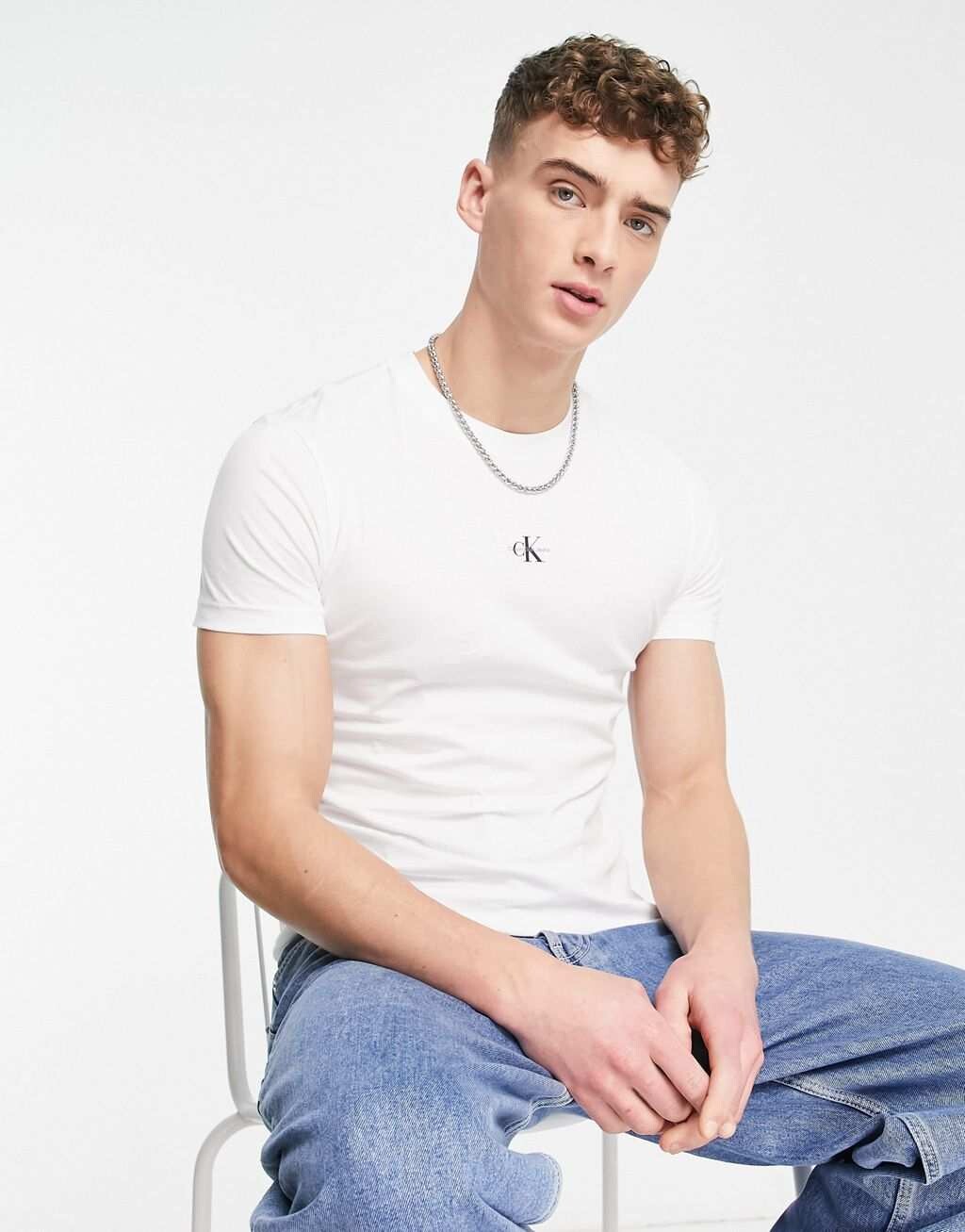 

Белая футболка с маленьким логотипом на груди и монограммой Calvin Klein Jeans, Белый