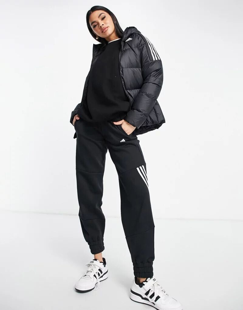 

Черный пуховик с капюшоном и тремя полосками adidas Outdoor adidas performance