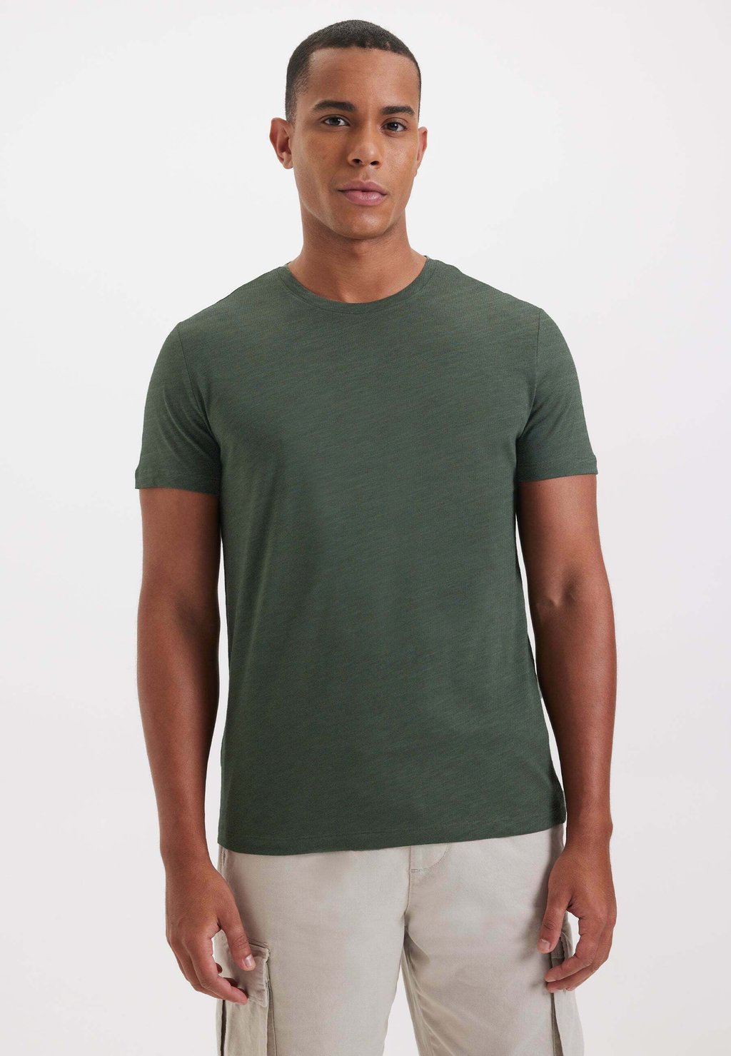 Базовая футболка Leo O-Neck WESTMARK LONDON, зеленый цена и фото