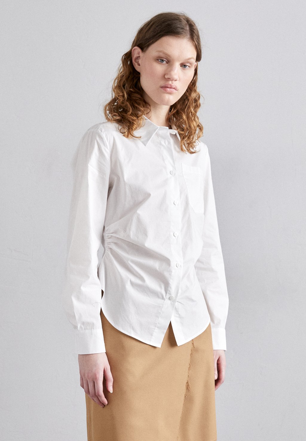 Блузка на пуговицах MARIA Baum und Pferdgarten, белый блузка рубашка majse baum und pferdgarten белый