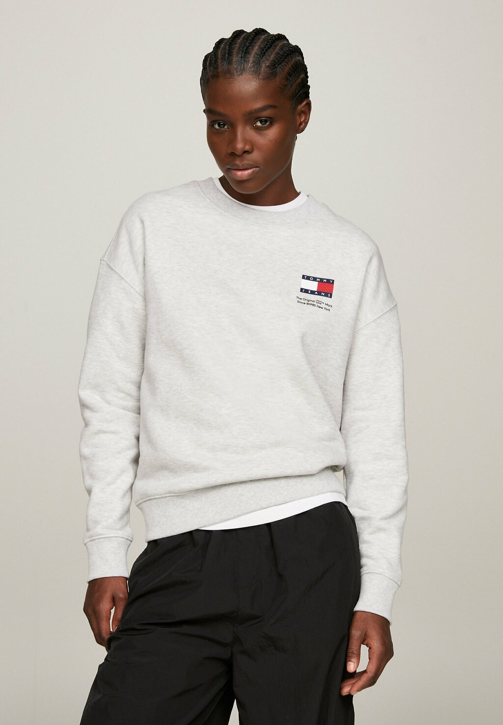 

Толстовка FLAG GRAPHIC CREW NECK BOXY Tommy Jeans, серебристо-серый htr