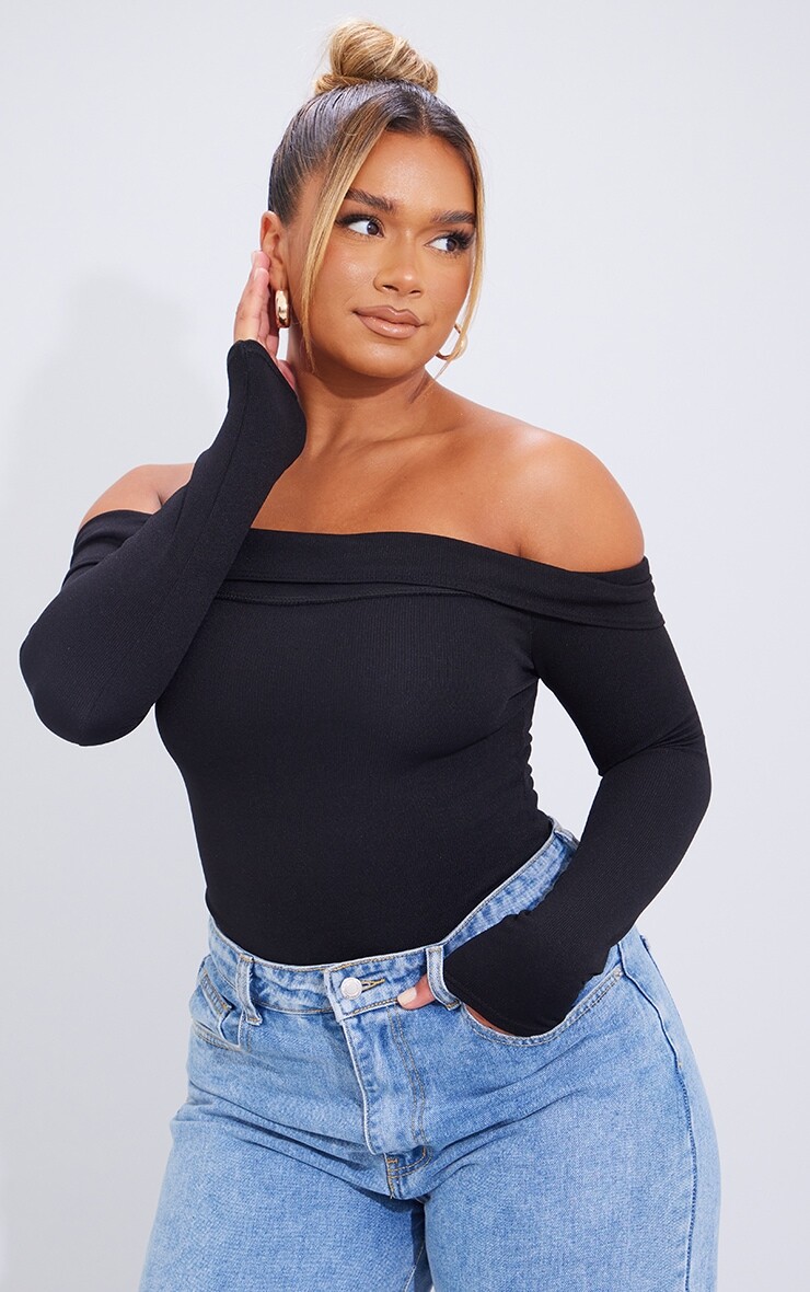 

PrettyLittleThing Черное боди с открытыми плечами и мягким ребристым узором Shape