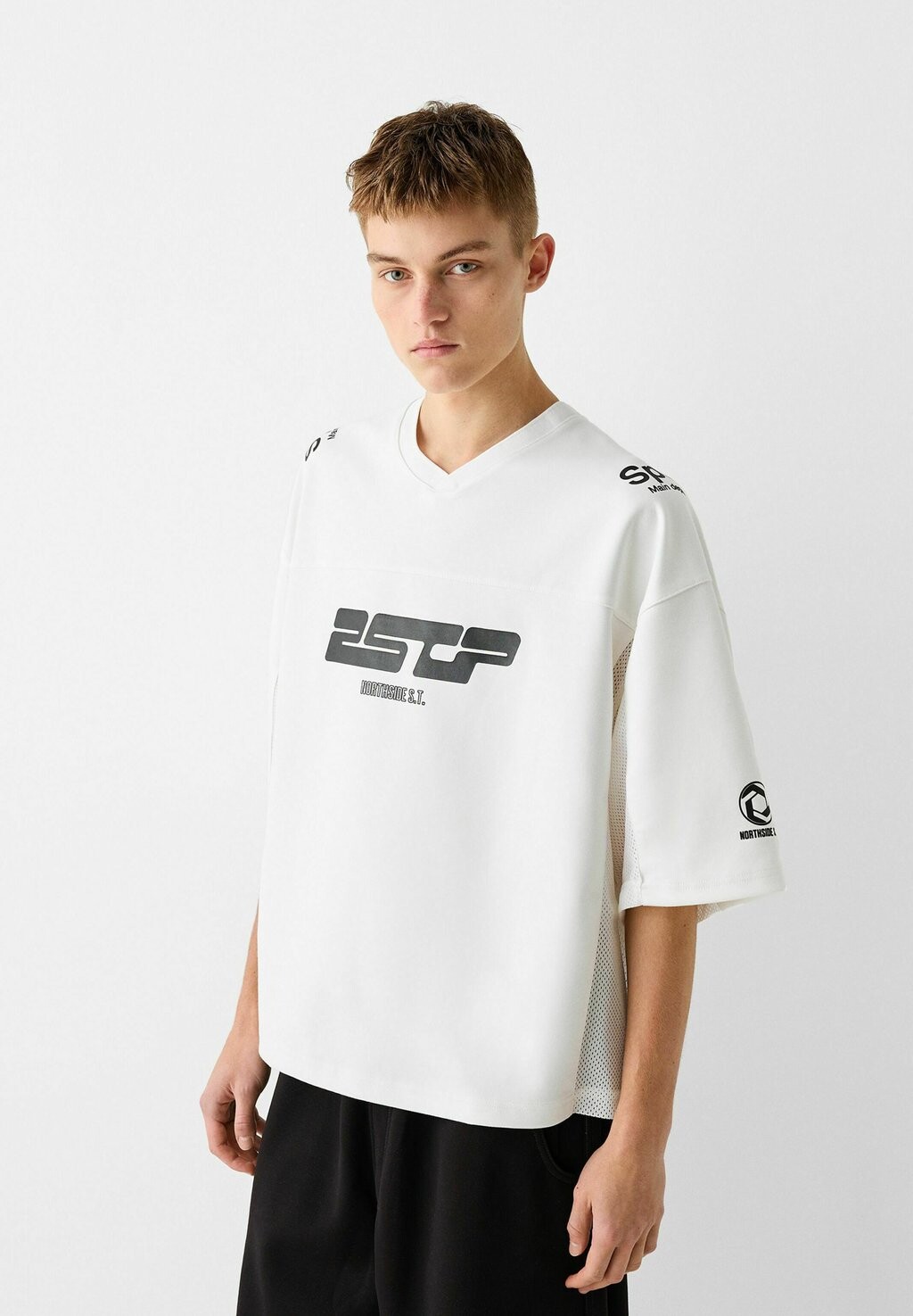 

Футболка с принтом FOOTBALL CROPPED Bershka, цвет white
