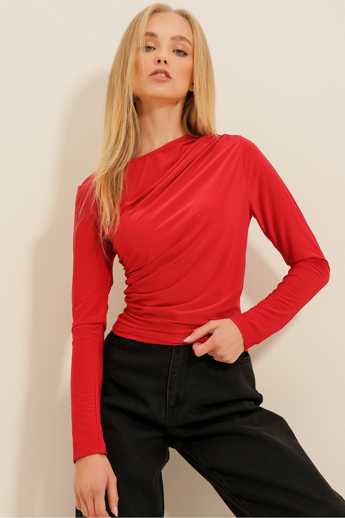Женская красная драпированная блузка песочного цвета с круглым вырезом ALC-X11272 Trend Alaçatı Stili, красный женская красная блузка с круглым вырезом и открытой спиной alc x11275 trend alaçatı stili красный
