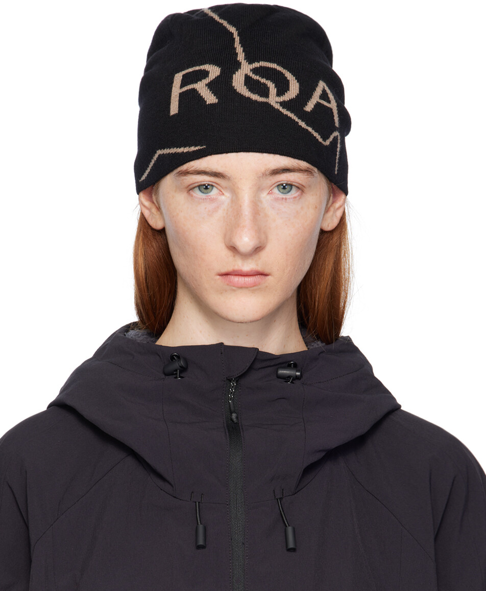 

Коричневая шапка с логотипом ROA