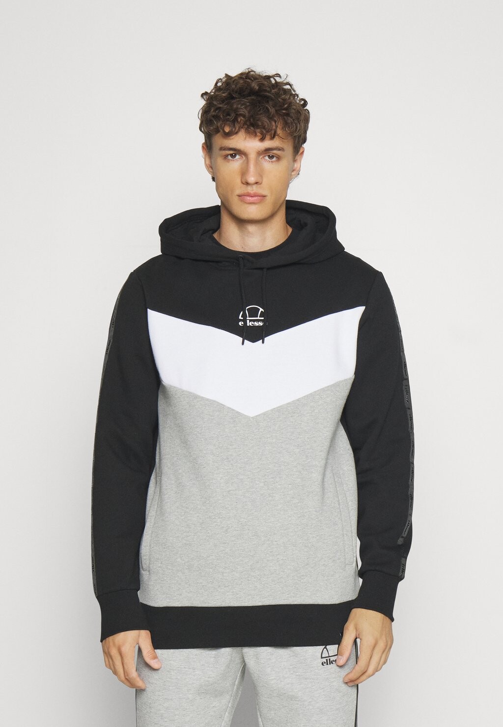 

Худи Ellesse