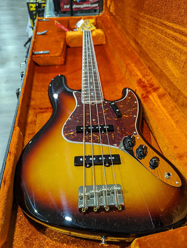 

Басс гитара Fender American Vintage II '66 Jazz Bass 3-Color Sunburst