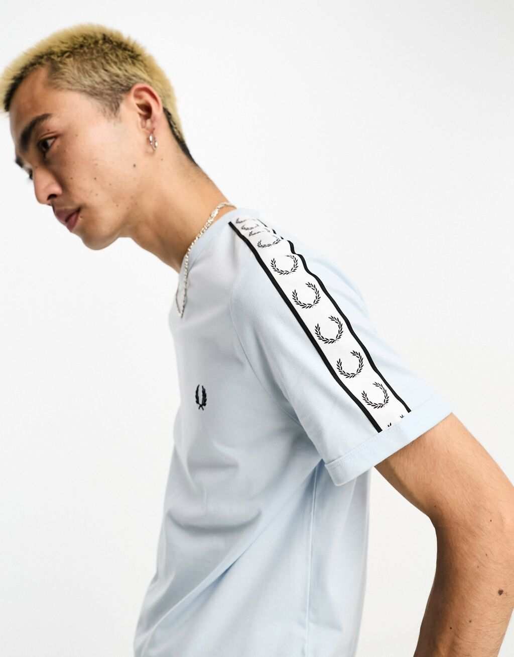 

Светло-голубая футболка с лентой Fred Perry