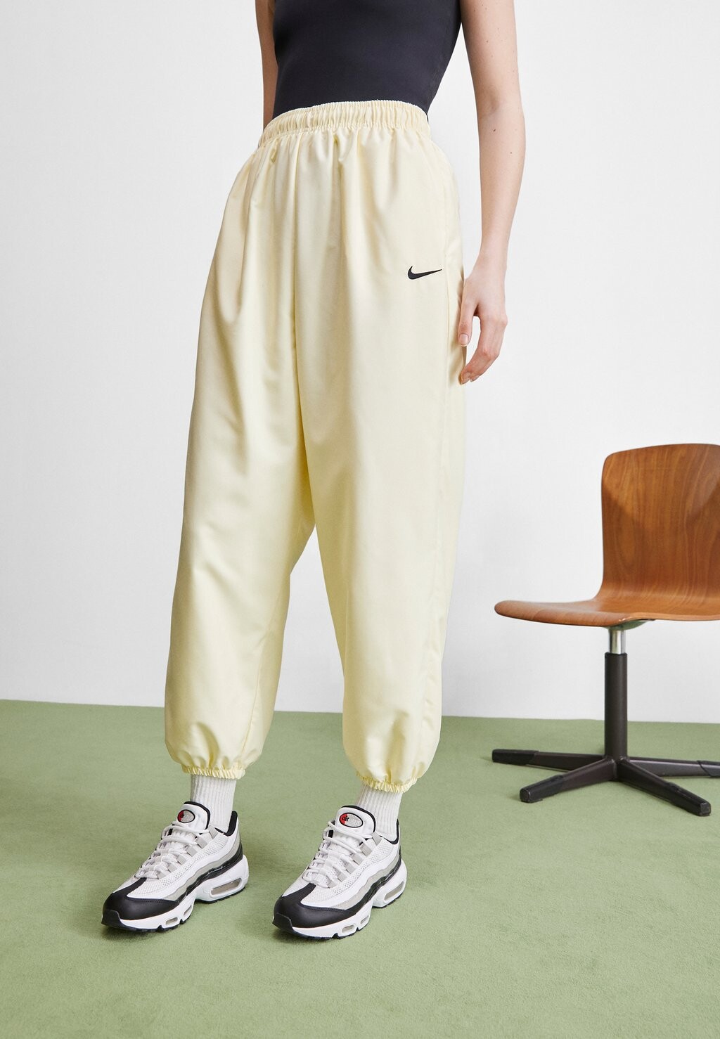 

Спортивные брюки Nike Trend, алебастр / черный, Серый