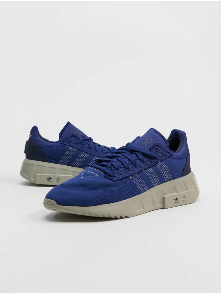

Кроссовки на шнуровке adidas, цвет legcay indigo