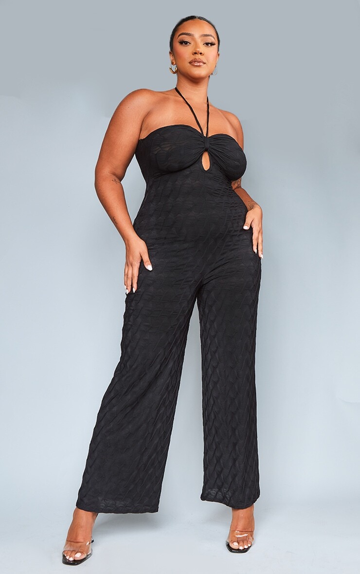 

PrettyLittleThing Черный текстурированный комбинезон Plus с воротником-халтер