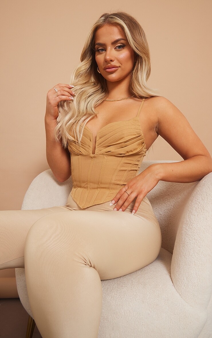 

PrettyLittleThing Укороченный топ с корсетом и плиссировкой на бретельках цвета Camel