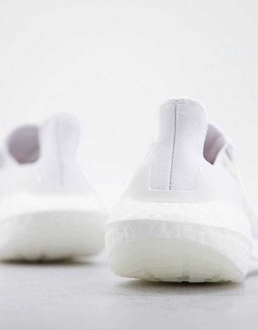 

Белые кроссовки adidas Running Ultraboost 22