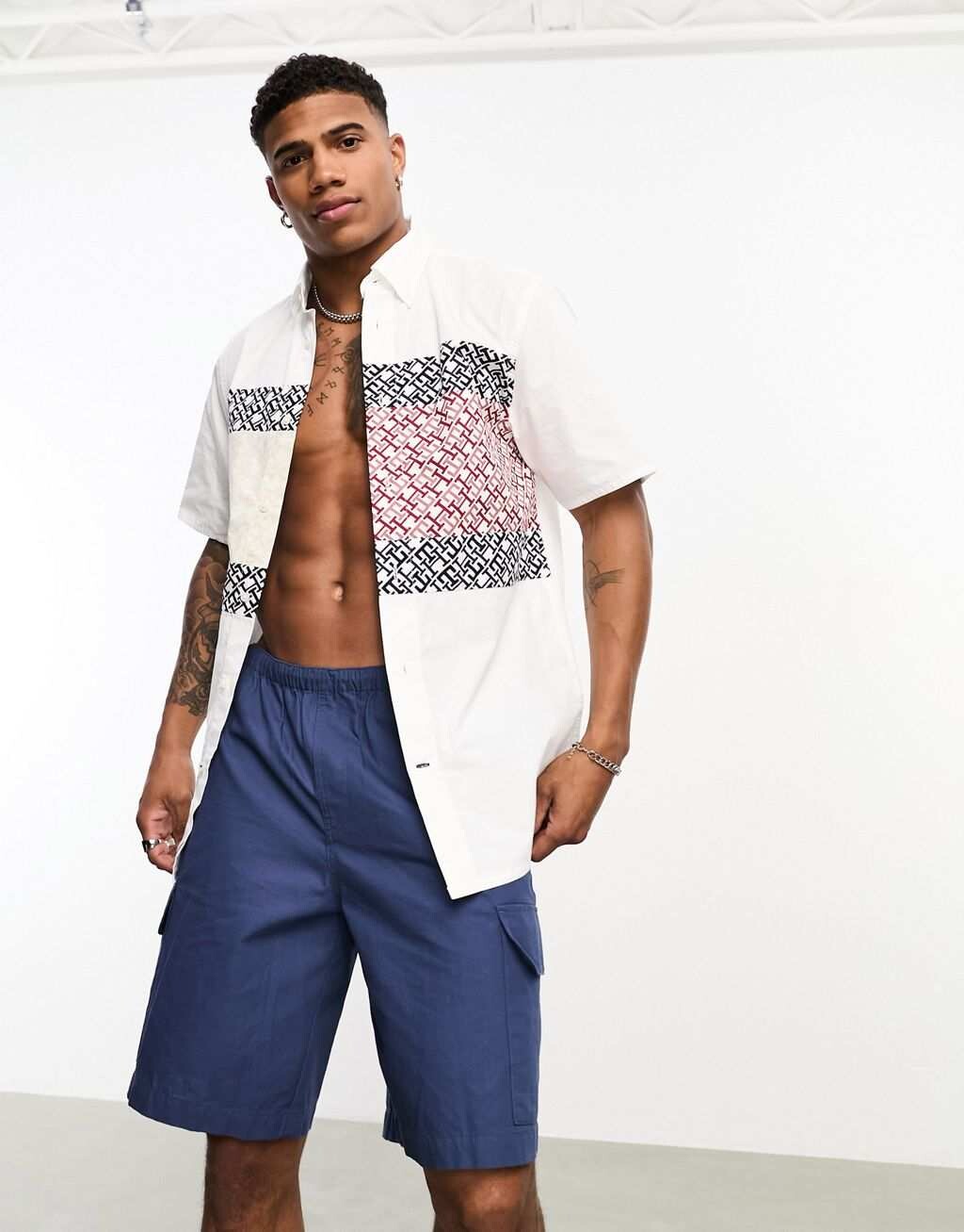 

Белая рубашка с логотипом Tommy Hilfiger