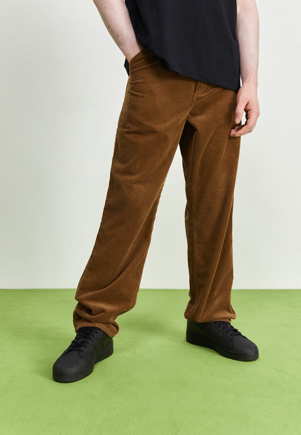 цена Брюки Single Knee Pant Coventry  Corduroy Carhartt WIP, цвет dark brown