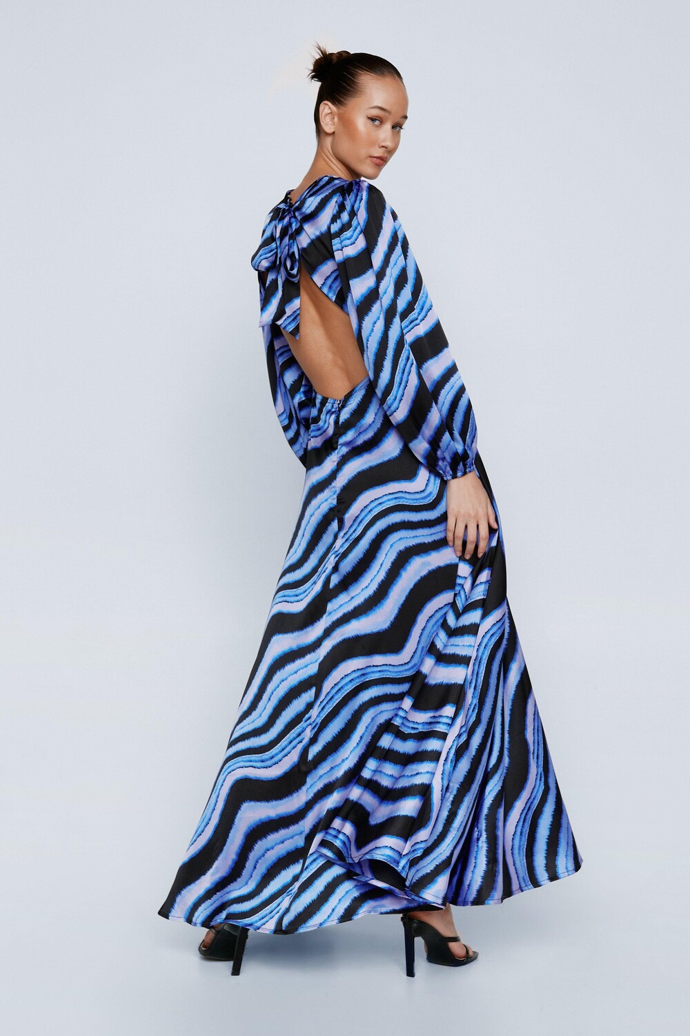 

Миниатюрное атласное платье макси с мраморным принтом и открытой спиной Nasty Gal, черный