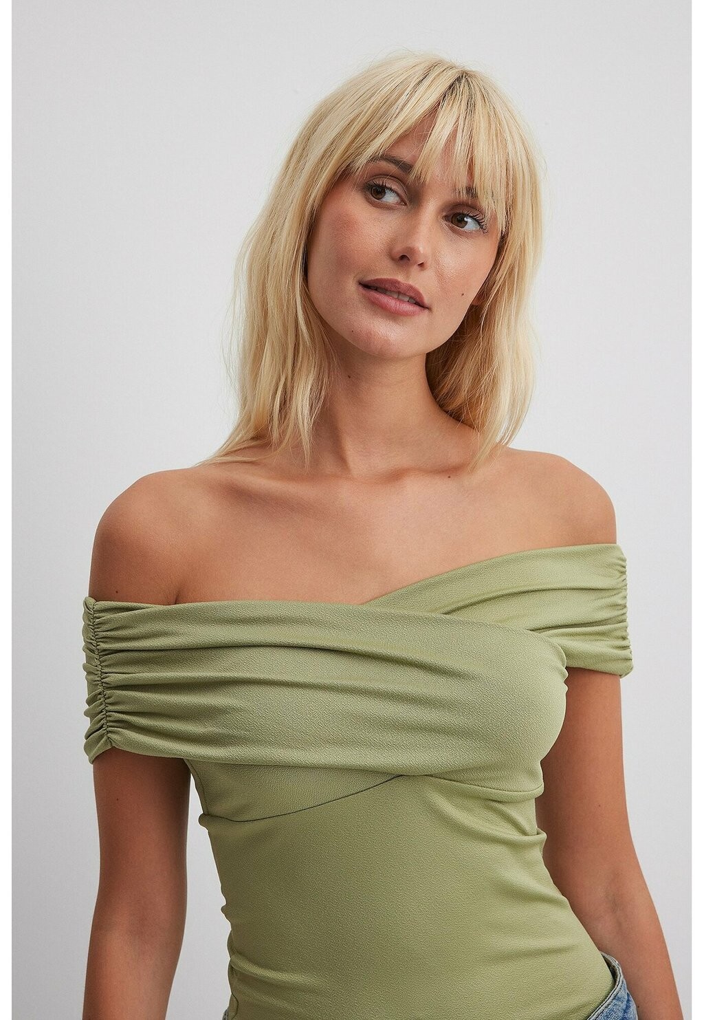 

Блузка NA-KD SCHULTERFREIES, цвет light green