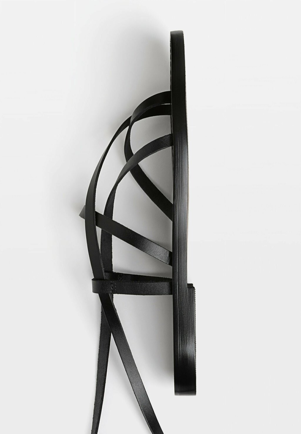 

Сандалии с ремешками STRAPPY Stradivarius, черный