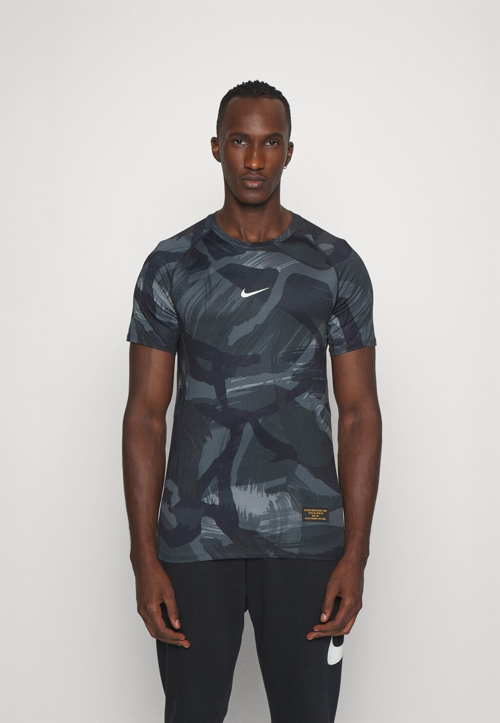 

Спортивная футболка SLIM Nike, черный/кокосовое молоко)