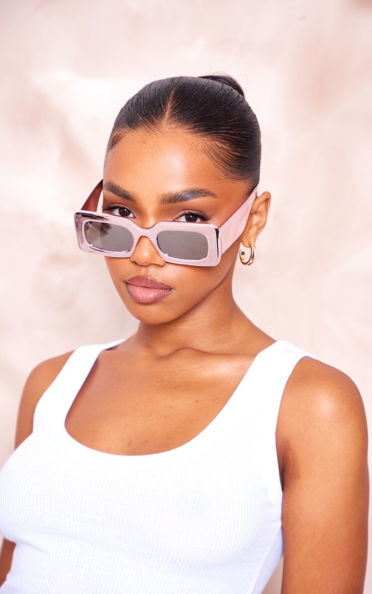 

PrettyLittleThing Массивные прямоугольные солнцезащитные очки в стиле ретро с розовым металликом в стиле ретро