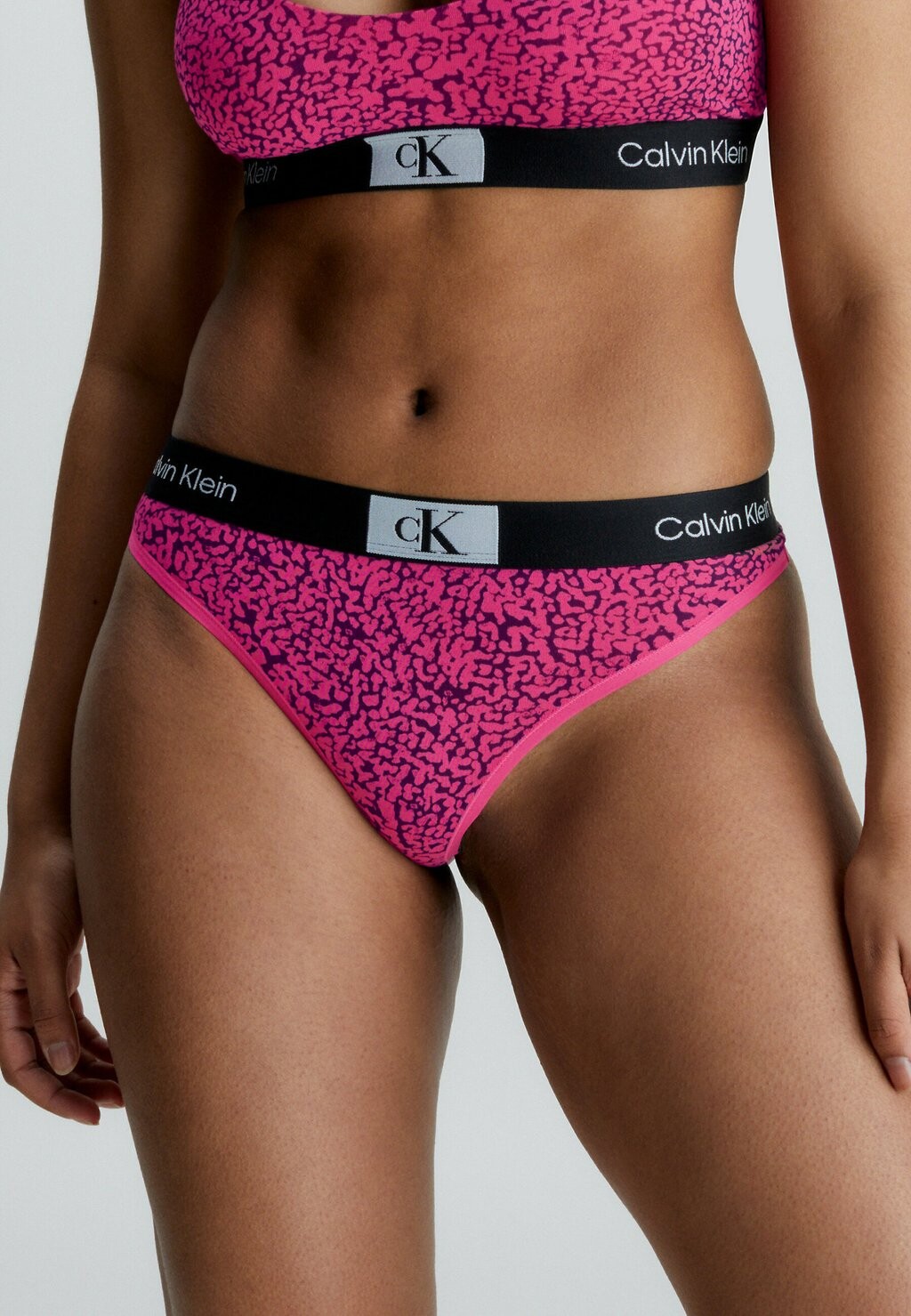 

Стринги МОДЕРН СТРИНГИ Calvin Klein Underwear, абстрактные пятна роза фуксия