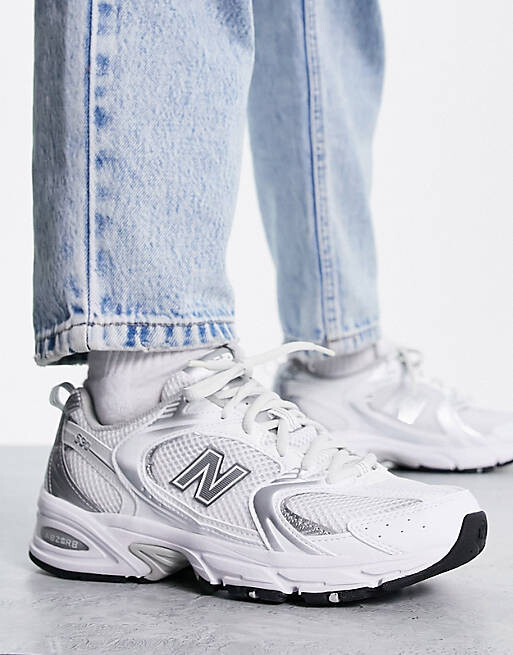 

Белые и серебристые кроссовки New Balance 530