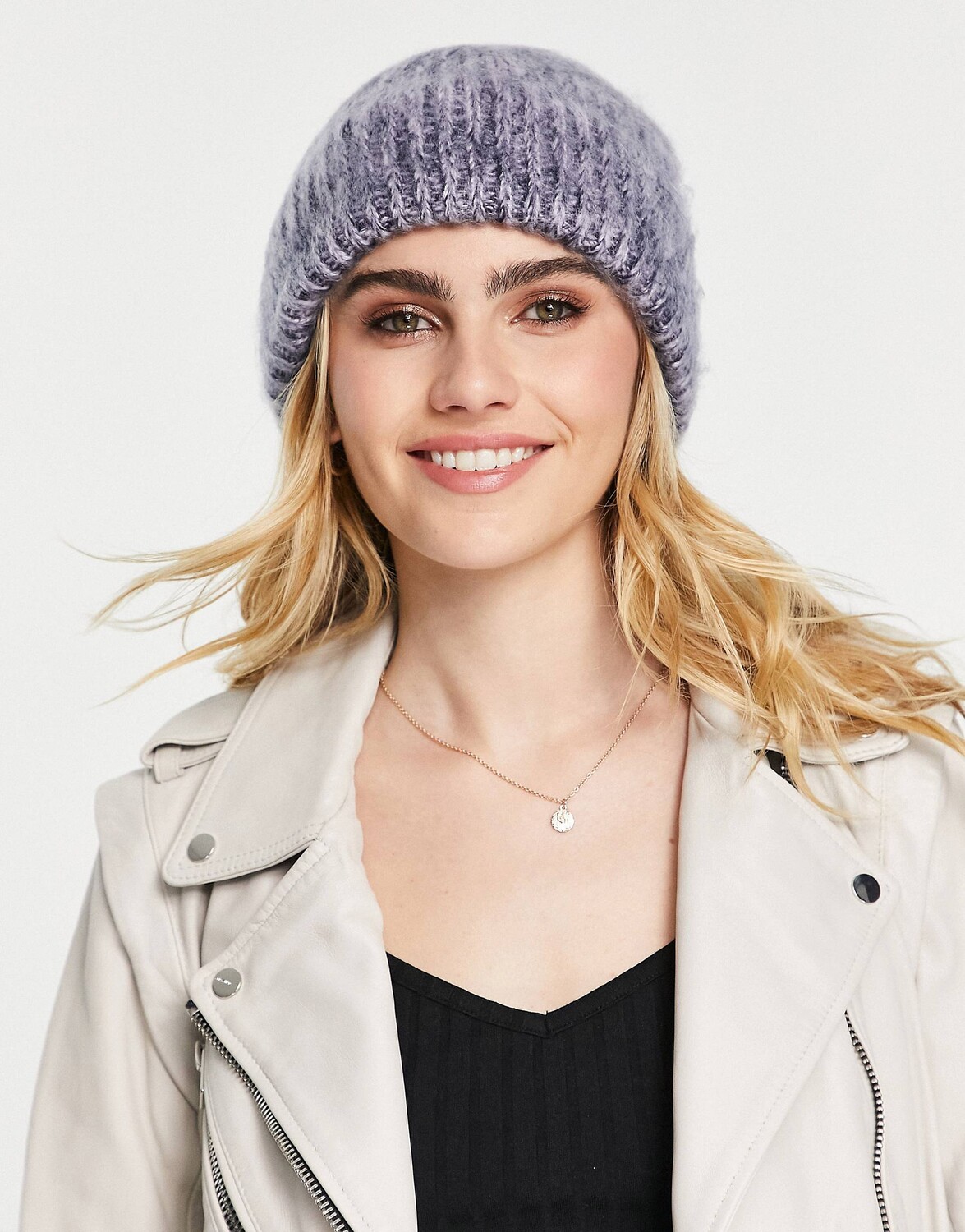 

Серая двухцветная пушистая шапка ASOS DESIGN